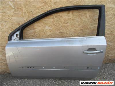 61877 Fiat Stilo 3 ajtós, ezüst színű bal oldali ajtó, a képen látható sérüléssel