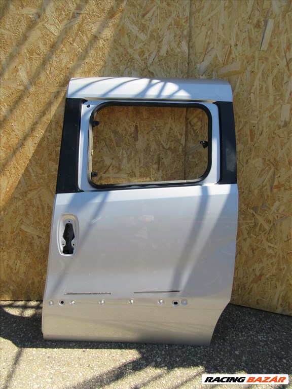 110040 Fiat Doblo III.-IV. ezüst színű bal toló ajtó, nyíló üveges kivitel  1. kép
