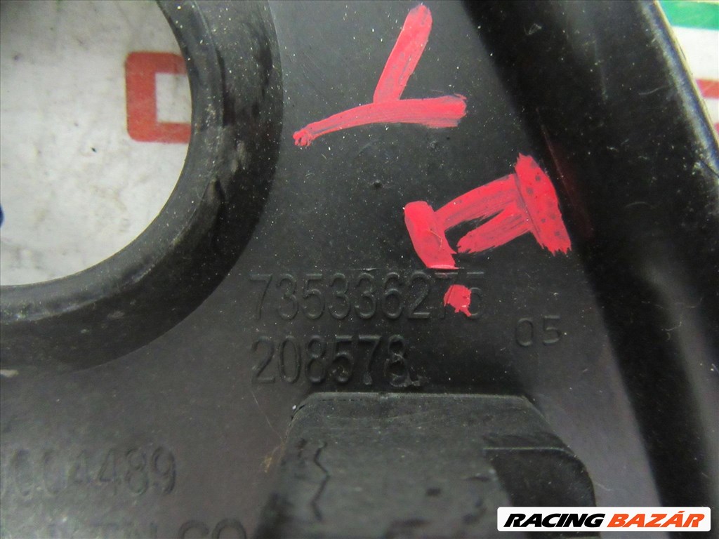 Lancia Ypsilon II. 735336275 számú, belső tükör takaró jobb oldali háromszög 3. kép