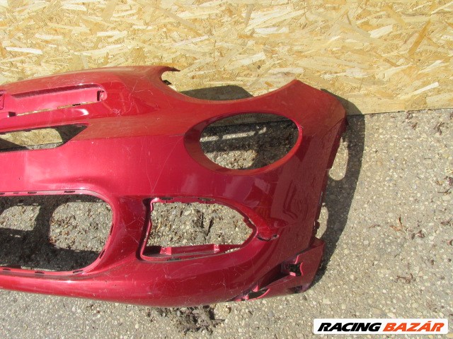91377 Fiat 500x piros színű első lökhárító a képen látható sérüléssel 3. kép