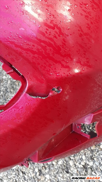 91377 Fiat 500x piros színű első lökhárító a képen látható sérüléssel 7. kép