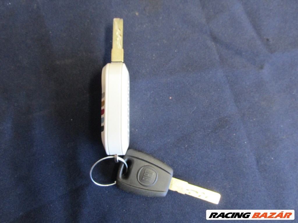 Fiat új, fehér színű kulcs szett 2. kép