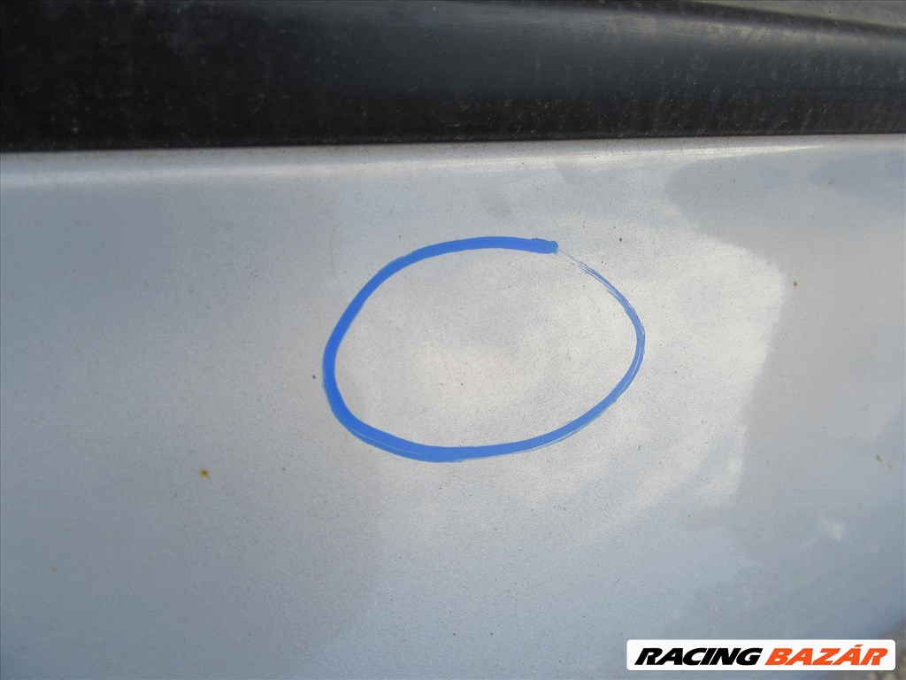 61868 Fiat Stilo 3 ajtós, kék színű jobb oldali ajtó a képen látható sérüléssel  2. kép
