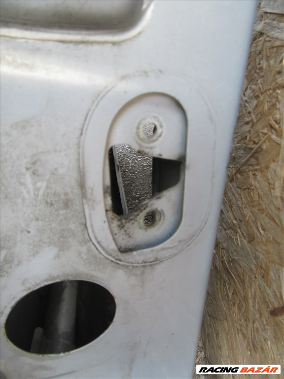 61868 Fiat Stilo 3 ajtós, kék színű jobb oldali ajtó a képen látható sérüléssel  3. kép