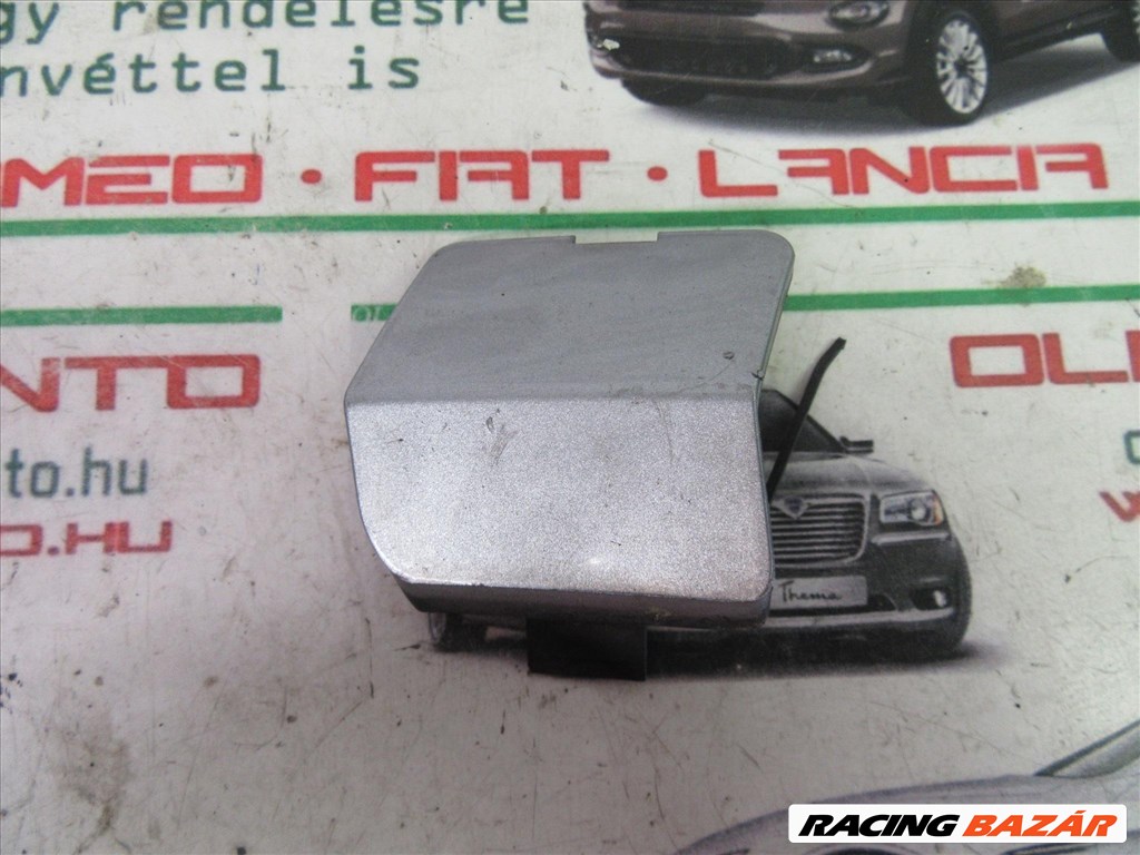 Fiat Stilo 3 ajtós , 735275288 számú, ezüst színű, hátsó vonószem takaró 1. kép