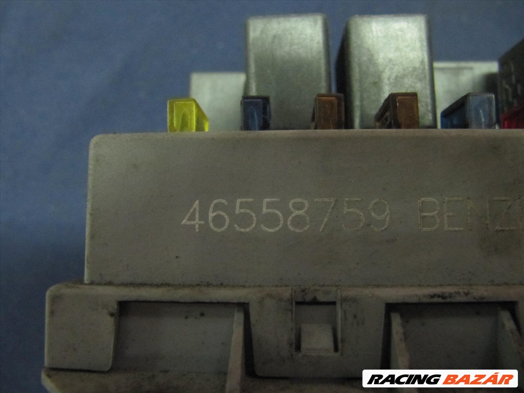 Alfa Romeo 147 benzines külső biztosíték tábla 46558759 3. kép