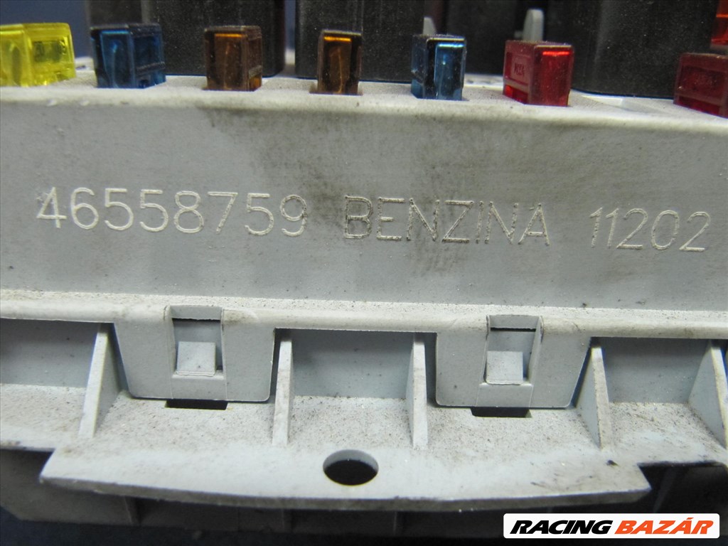 Alfa Romeo 147 benzines külső biztosíték tábla 46558759 4. kép