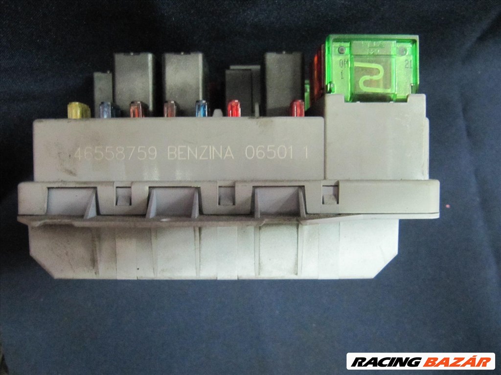Alfa Romeo 147 benzines külső biztosíték tábla 46558759 6. kép