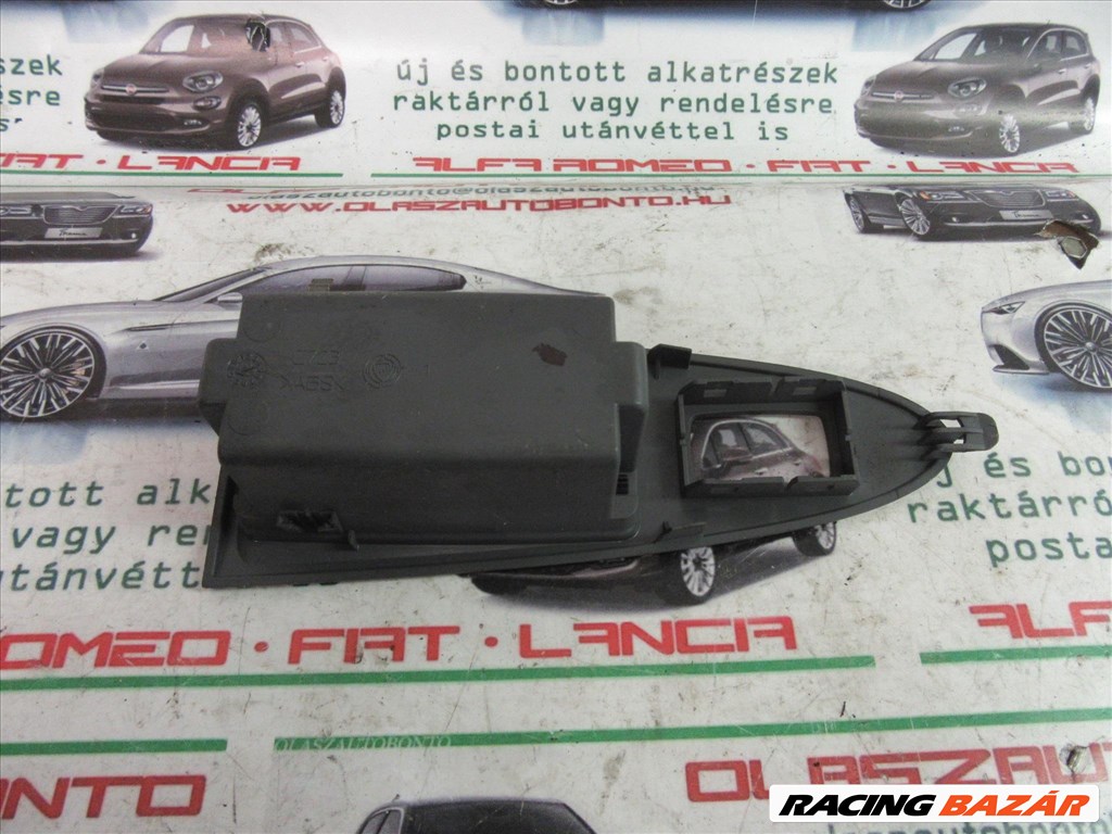 Fiat Croma szürke színű, bal hátsó ablakemelő kapcsoló tartó 2. kép