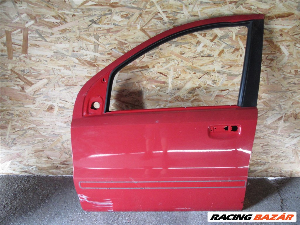 Ajtó36038 Fiat Panda II. piros színű, bal első ajtó a képen látható sérüléssel 1. kép