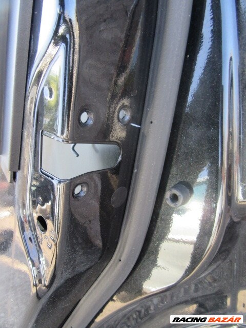 147060 Dodge Journey jobb hátsó fekete színű ajtó, a képen látható sérüléssel 3. kép