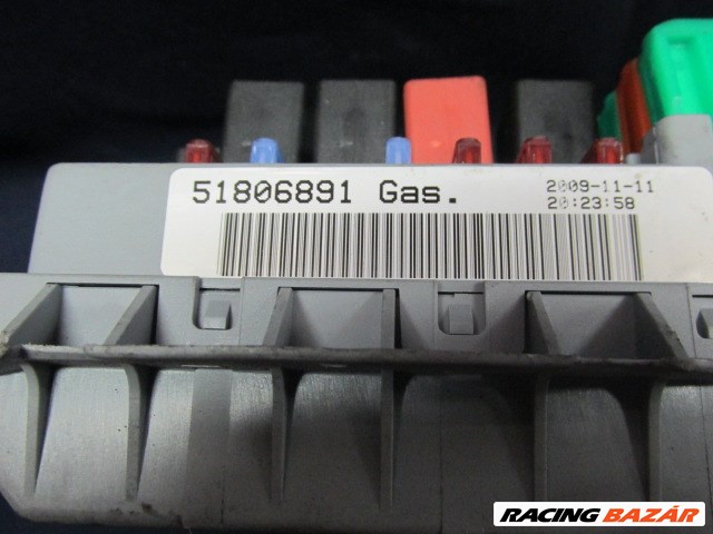 Fiat Linea 1,4 benzin külső biztosíték tábla 51806891 2. kép