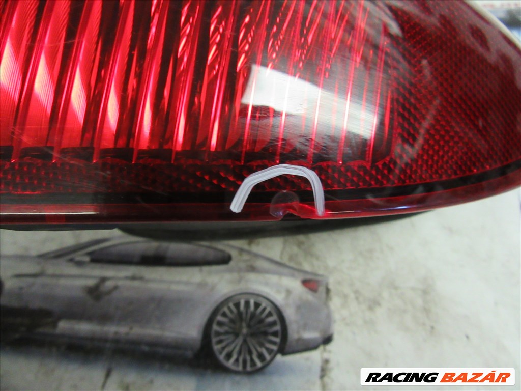 Alfa Romeo 147 46556347 számú,jobb hátsó külső lámpa a képen látható sérüléssel 2. kép