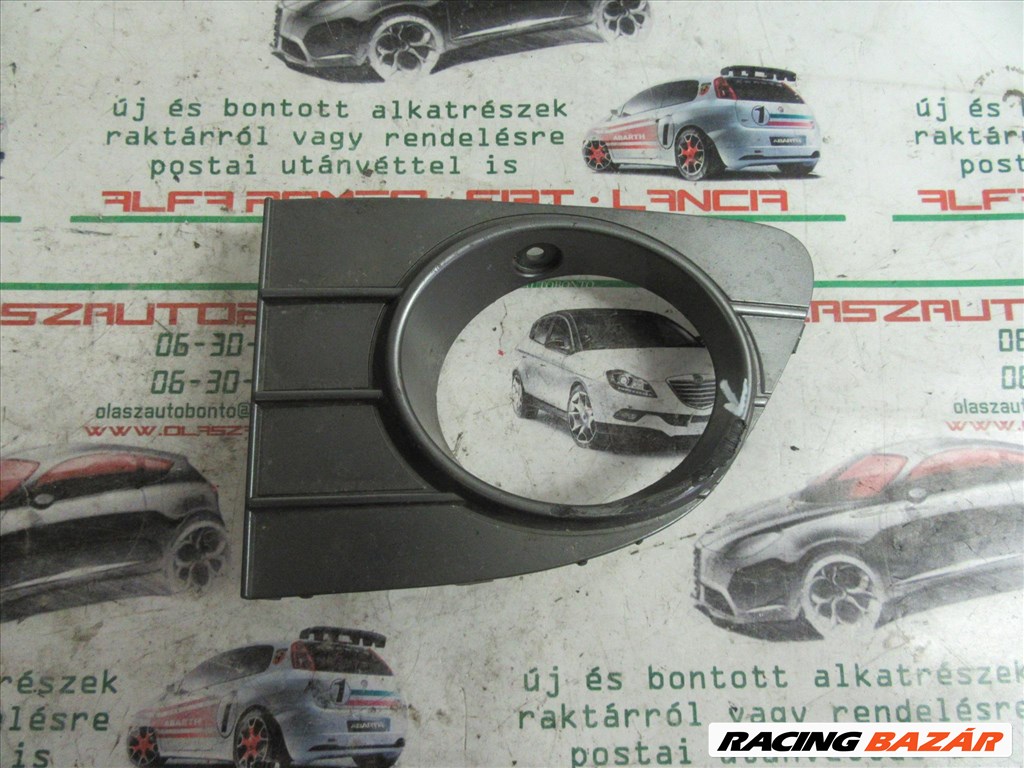 Fiat Punto Evo 73550014 számú, bal első ködlámpa keret a képen látható sérüléssel 1. kép