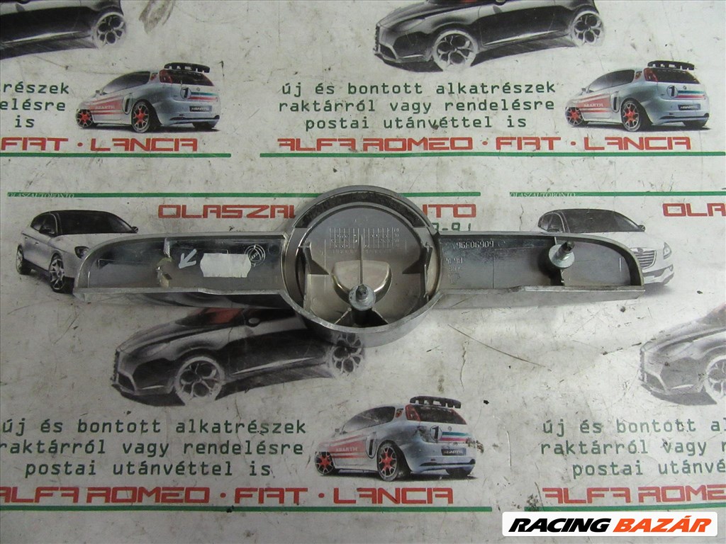 Alfa Romeo 159 60690396 számú, első embléma a képen látható sérüléssel 2. kép