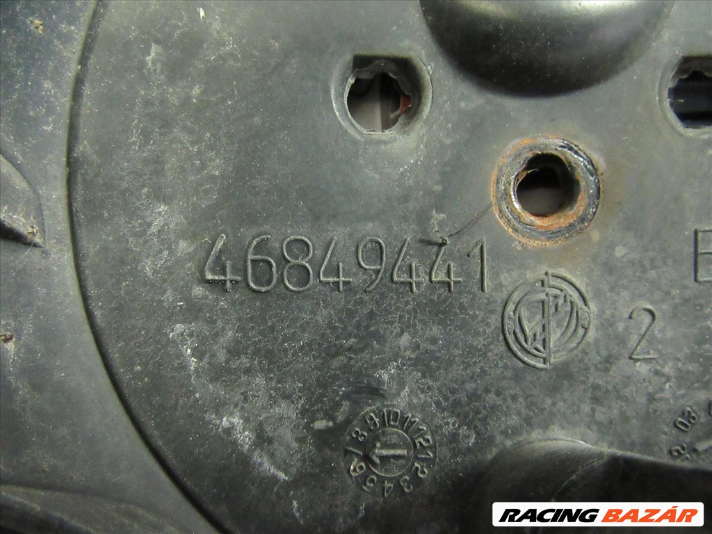 Fiat Punto III. 46849441 számú, első díszrács a képen látható sérüléssel 3. kép
