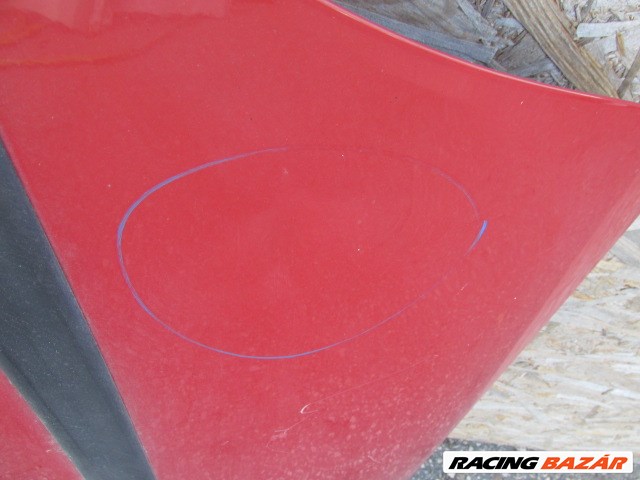 87891 Fiat Idea piros színű, bal hátsó ajtó a képen látható sérüléssel  2. kép