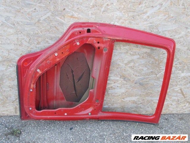 87891 Fiat Idea piros színű, bal hátsó ajtó a képen látható sérüléssel  3. kép