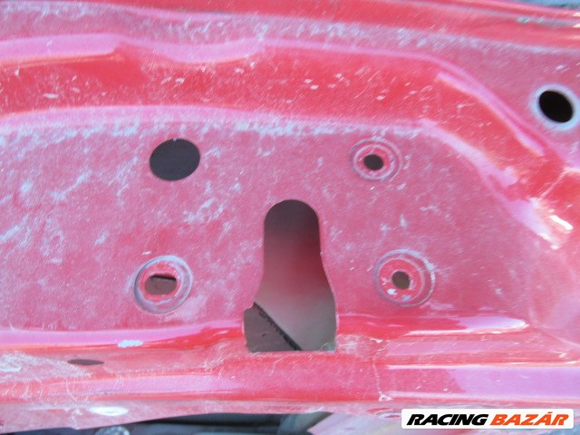 87891 Fiat Idea piros színű, bal hátsó ajtó a képen látható sérüléssel  4. kép