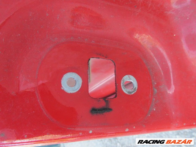87891 Fiat Idea piros színű, bal hátsó ajtó a képen látható sérüléssel  5. kép