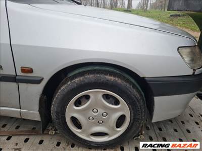 Peugeot 306 jobb első sárvédő kis hibával