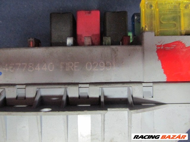 Fiat Punto 1999-2003 benzines  külső biztosíték tábla 46778440 2. kép