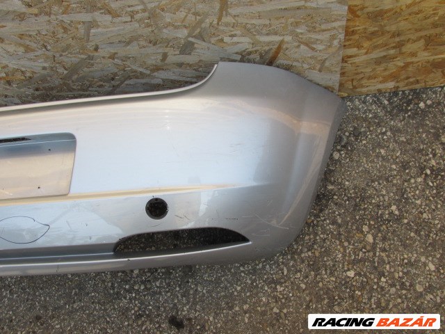 94110 Fiat Grande Punto ezüst színű hátsó lökhárító, a képen látható sérüléssel 71777606 2. kép