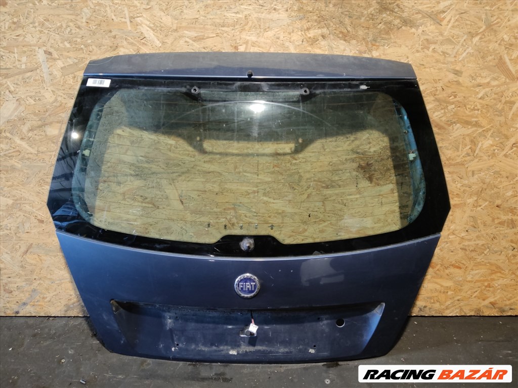 157555 Fiat Stilo 3 ajtós kék színű csomagtérajtó, a képen látható sérüléssel, fúrt üveggel!! 1. kép