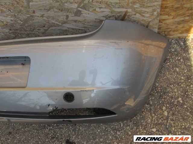 94104 Fiat Grande Punto ezüst színű hátsó lökhárító, a képen látható sérüléssel  71777606 2. kép