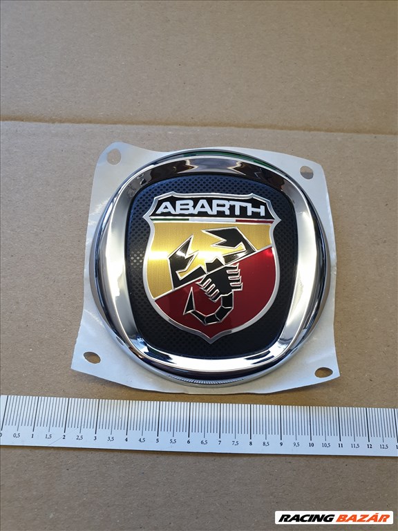 Abarth Grande Punto gyári új, csomagtérajtó embléma 735495890 1. kép