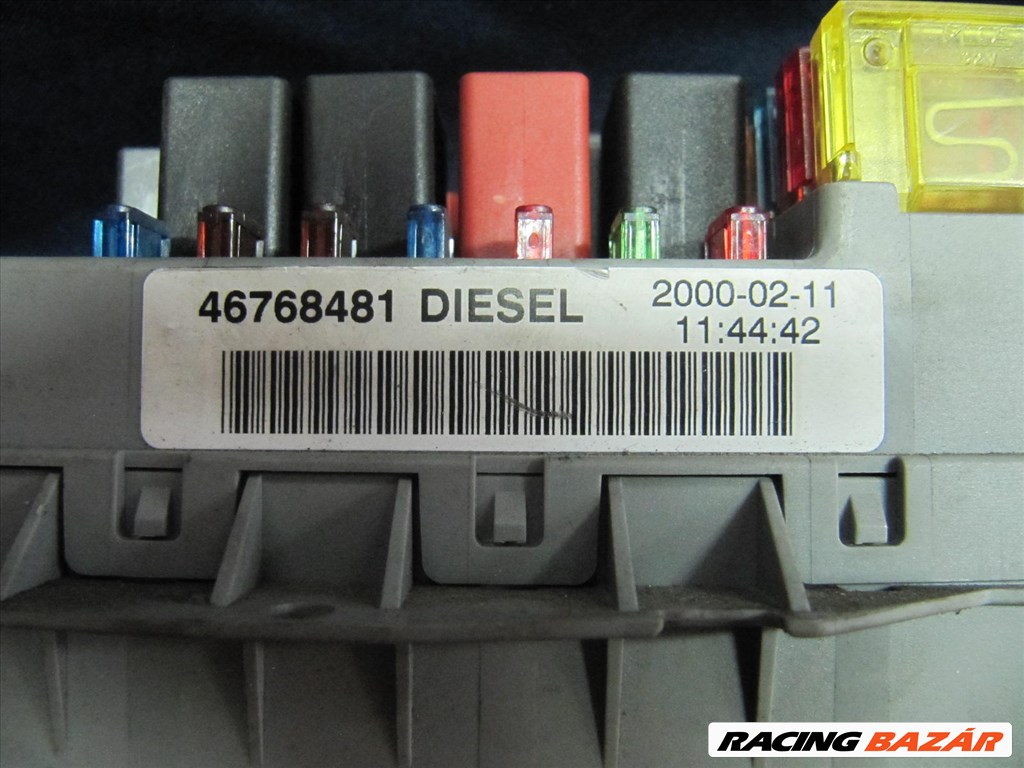 Fiat Punto II Diesel külső biztosíték tábla 46768481 2. kép