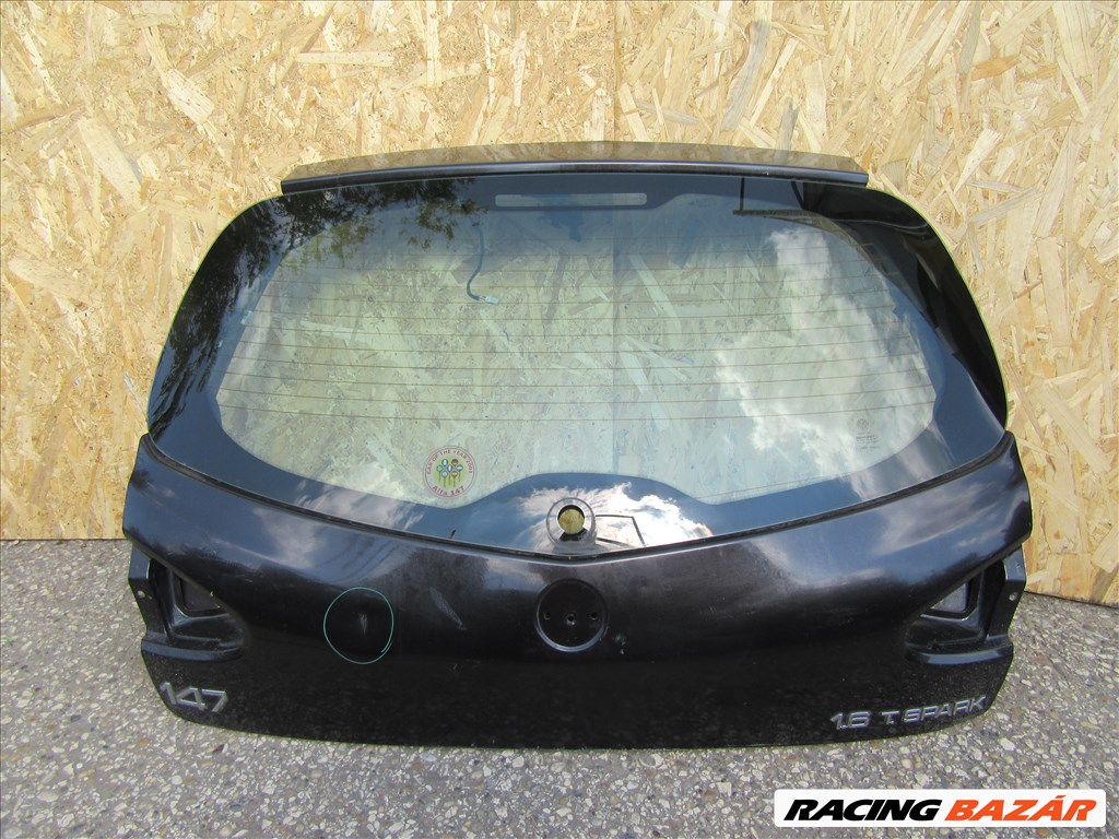 111736 Alfa Romeo 147 2000-2005 fekete színű csomagtérajtó, a képen látható sérüléssel 46822705 1. kép