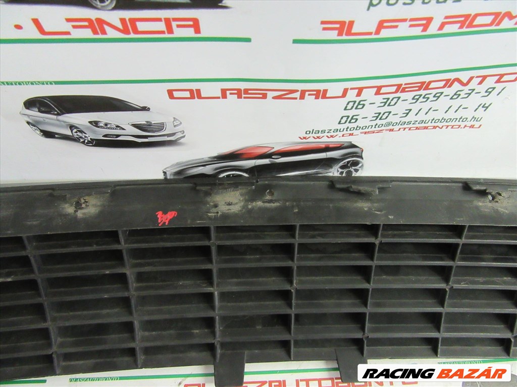 Fiat Grande Punto alsó díszrács a képen látható sérüléssel 3. kép