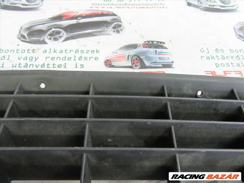 Fiat Grande Punto alsó díszrács a képen látható sérüléssel 4. kép