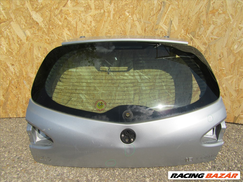 111721 Alfa Romeo 147 2000-2005 ezüst színű csomagtérajtó, a képen látható sérüléssel 46822705 1. kép