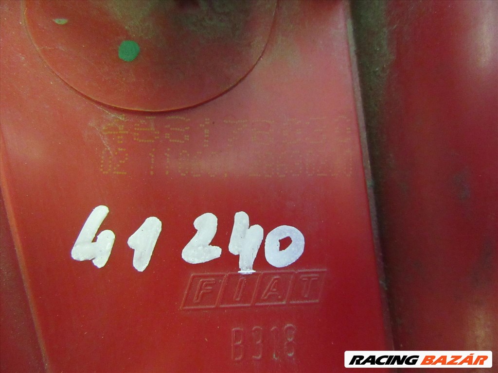 Fiat Punto II. 5 ajtós , 468178030 számú, jobb hátsó lámpa a képen látható sérüléssel 4. kép