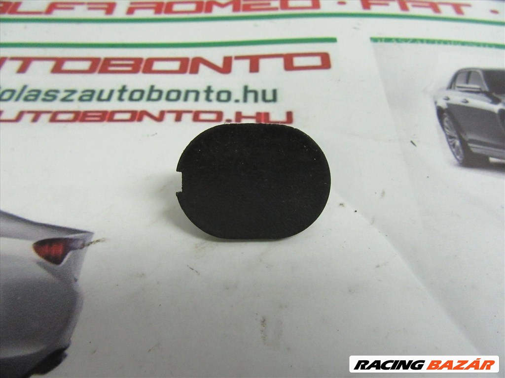 Alfa Romeo 147 735289432 számú, jobb első belső kilincs alatti műanyag csavar takaró 1. kép