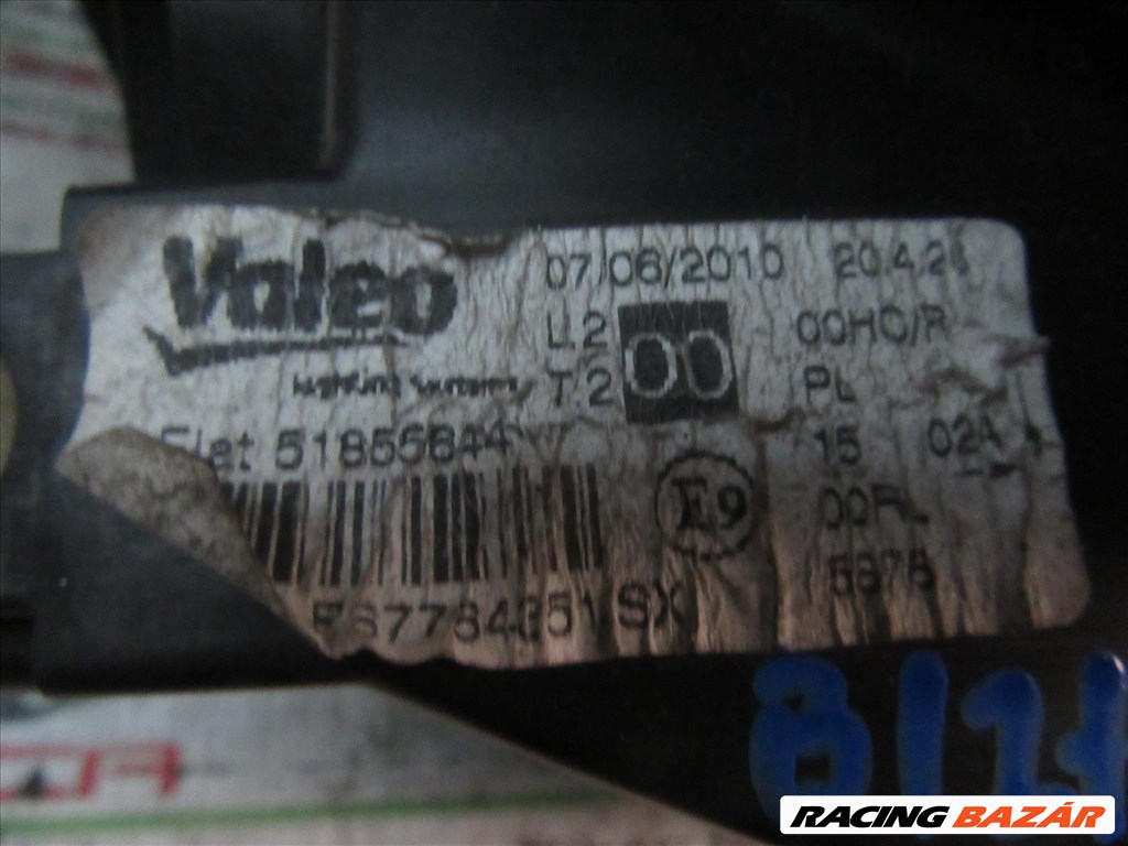 Fiat Punto Evo 89102044 számú , bal első lámpa a képen látható sérüléssel 5. kép