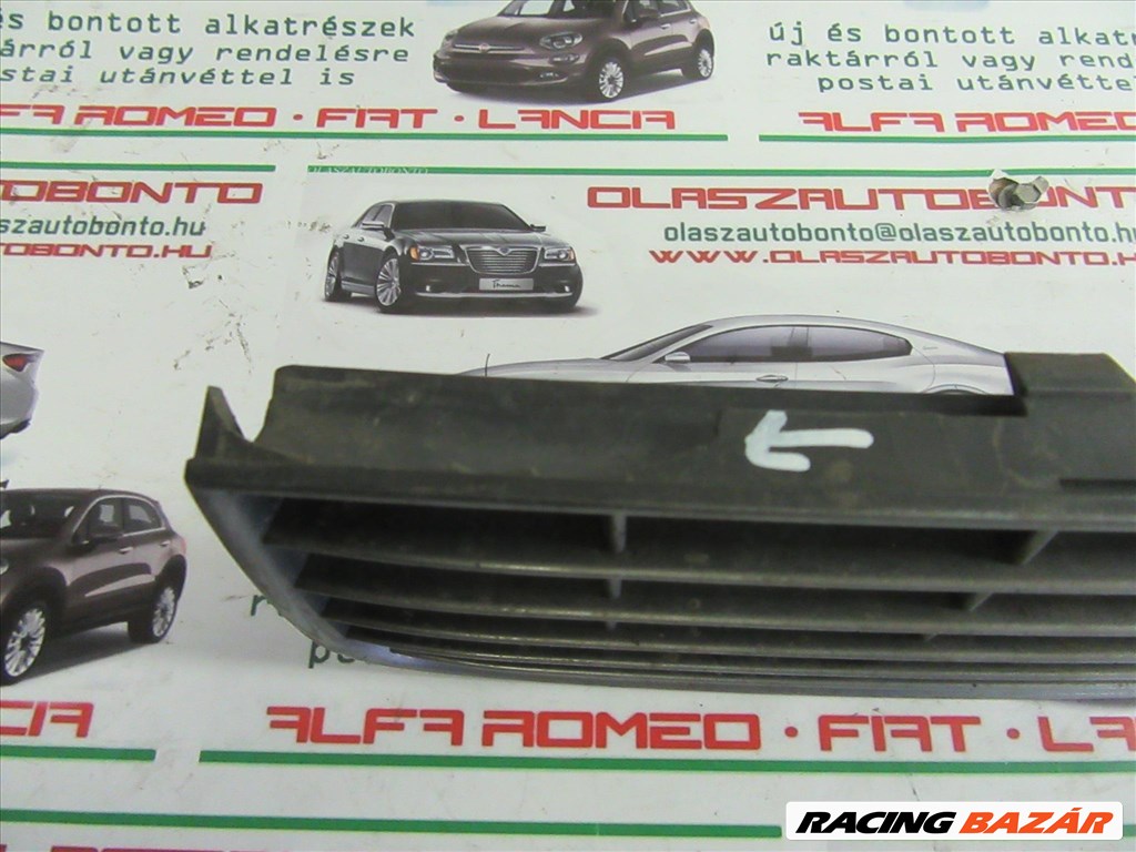 Fiat Grande Punto 735335775 számú, felső díszrács a képen látható sérüléssel 6. kép