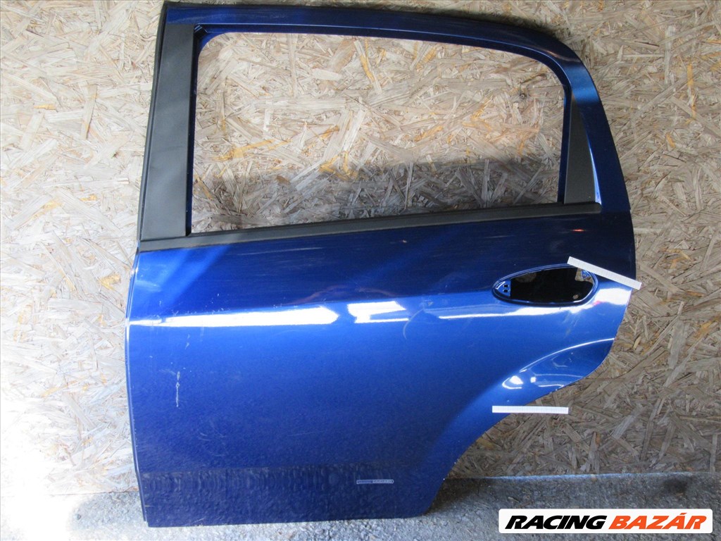 29030 Fiat Grande Punto 5 ajtós, kék színű, bal hátsó ajtó a képen látható sérüléssel 51776869 1. kép