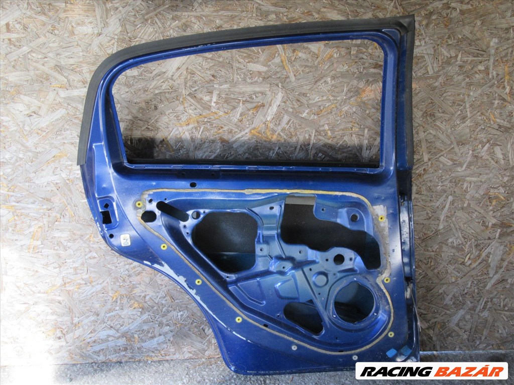 29030 Fiat Grande Punto 5 ajtós, kék színű, bal hátsó ajtó a képen látható sérüléssel 51776869 2. kép