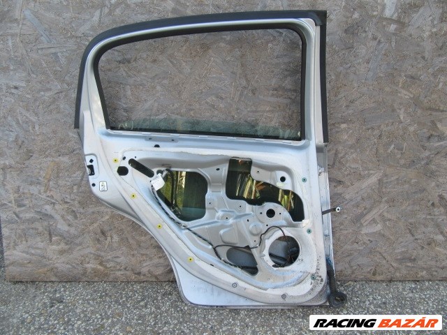 138874 Fiat Grande Punto ezüst színű bal hátsó ajtó, a képen látható sérüléssel 3. kép