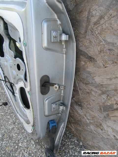 138874 Fiat Grande Punto ezüst színű bal hátsó ajtó, a képen látható sérüléssel 6. kép