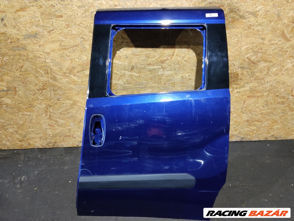 154869 Fiat Doblo III.-IV. kék színű, bal oldali lejáró üveg helyes toló ajtó, a képen látható sérüléssel 1. kép