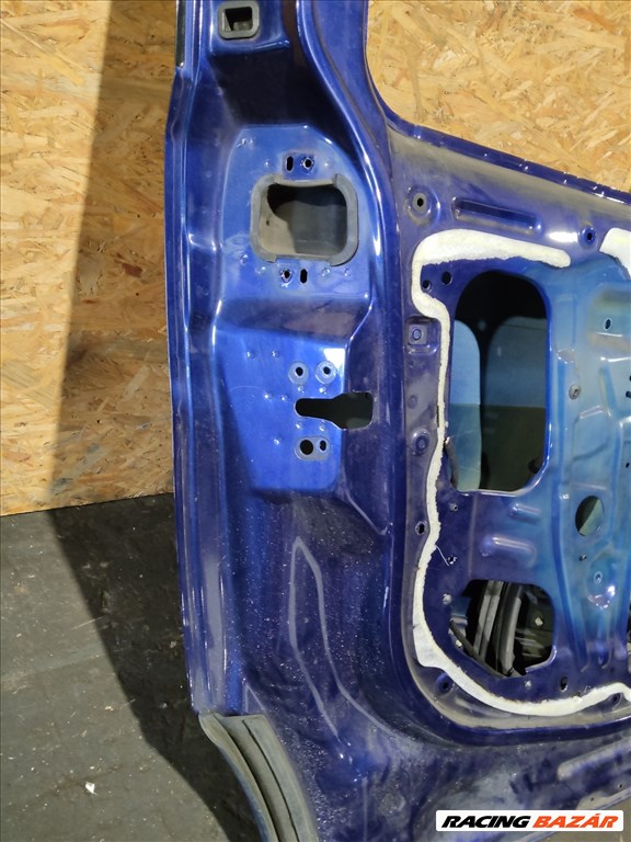 154869 Fiat Doblo III.-IV. kék színű, bal oldali lejáró üveg helyes toló ajtó, a képen látható sérüléssel 4. kép