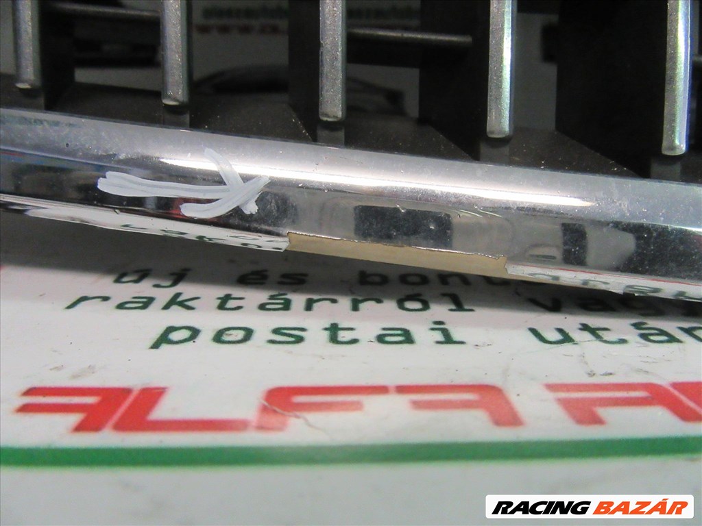 Lancia Phedra első díszrács a képen látható sérüléssel 2. kép