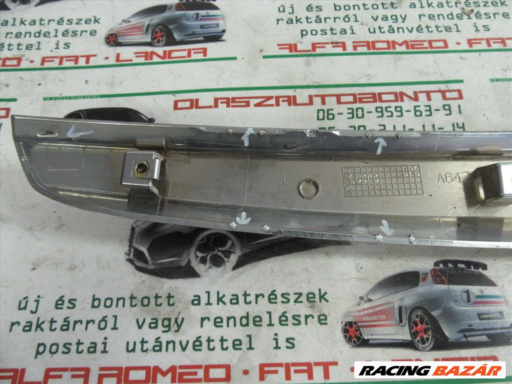 Fiat Punto Evo 735501719 számú díszrács a képen látható sérüléssel 3. kép