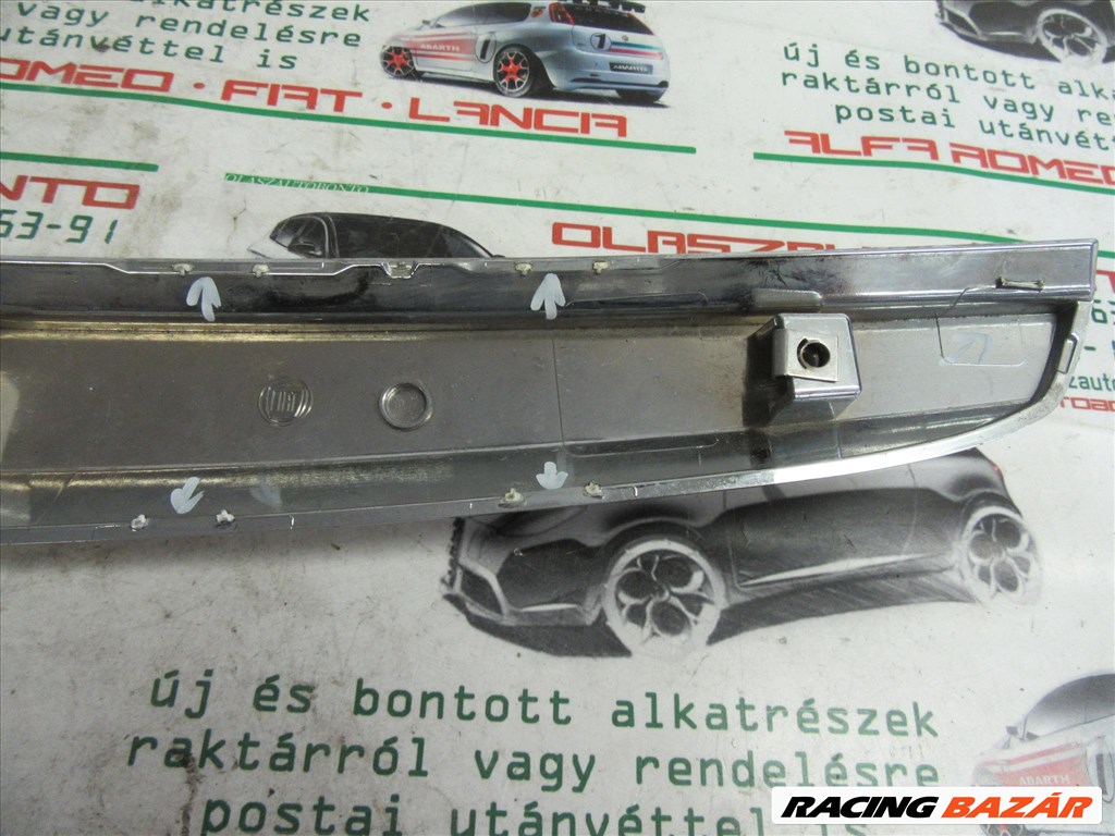 Fiat Punto Evo 735501719 számú díszrács a képen látható sérüléssel 4. kép