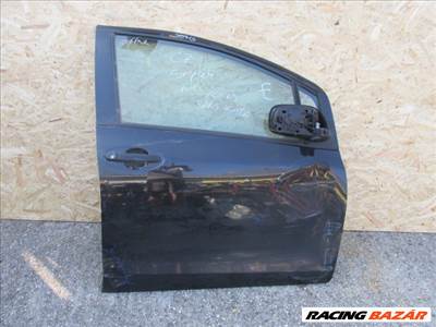 98169 Toyota Yaris 2005-2011 5 ajtós jobb első fekete színű ajtó, a képen látható sérüléssel 