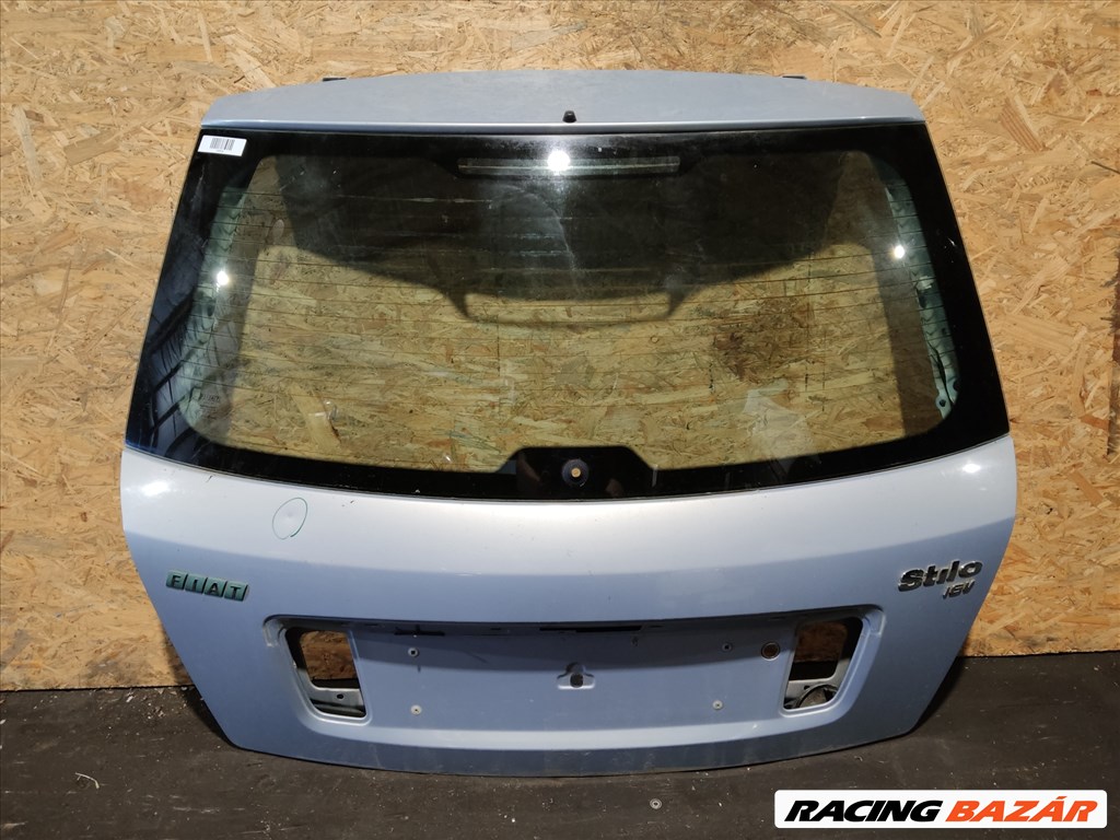 157610 Fiat Stilo  2001-2003 5 ajtós világoskék színű csomagtérajtó, a képen látható sérüléssel 1. kép